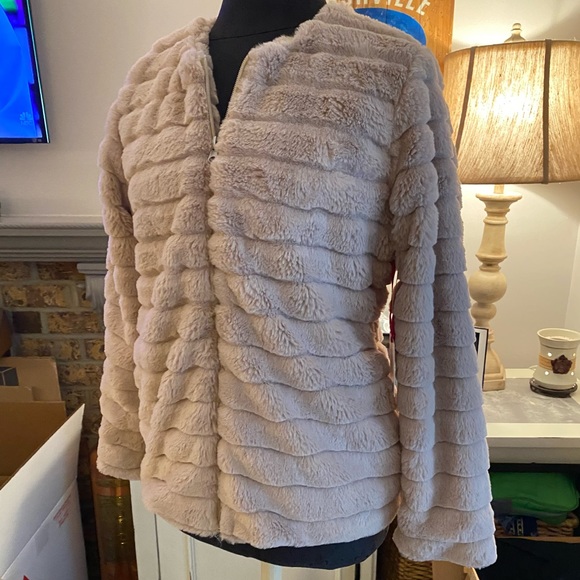 Trendy Fluffy Jacket - Picture 2 of 4